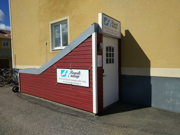 Ingången till Bergvalls Massage i Umeå. Backenvägen 11, 90354 Umeå.